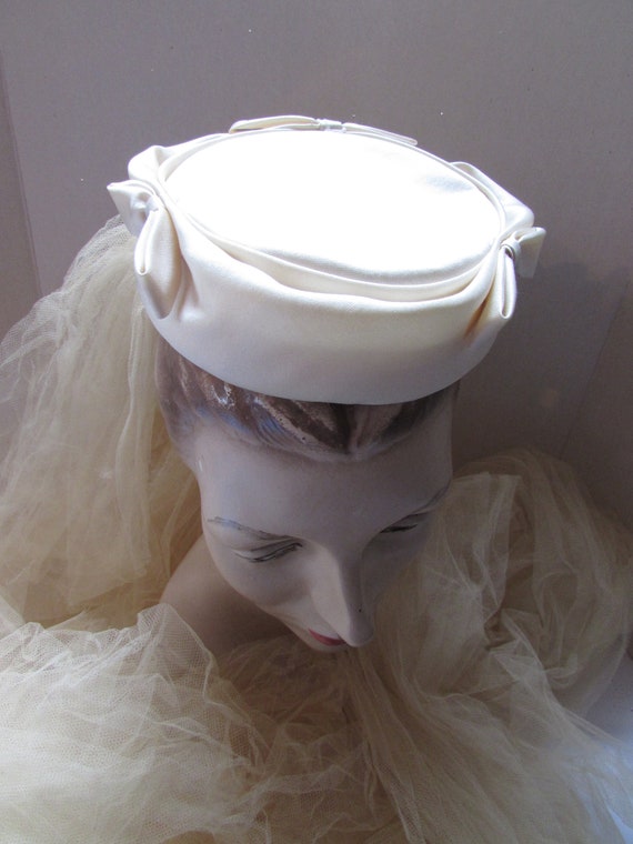 Vintage Wedding Bridal Veil Pill Box Hat 1960 Era… - image 3
