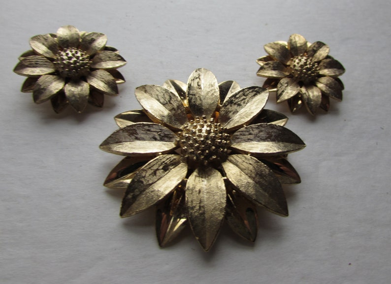 Sarah Coventry Silk Petal Design Gold Tone Polished Finish Satin Finish 1960 Era Vintage Jewelry Jewelry Sets Free Shipping USA