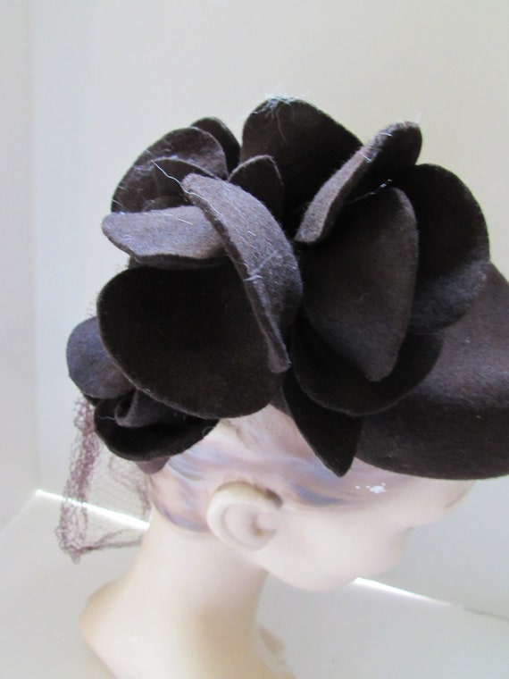 Vintage Hat 1940 Style Brown Felt Felt Flower Clu… - image 4