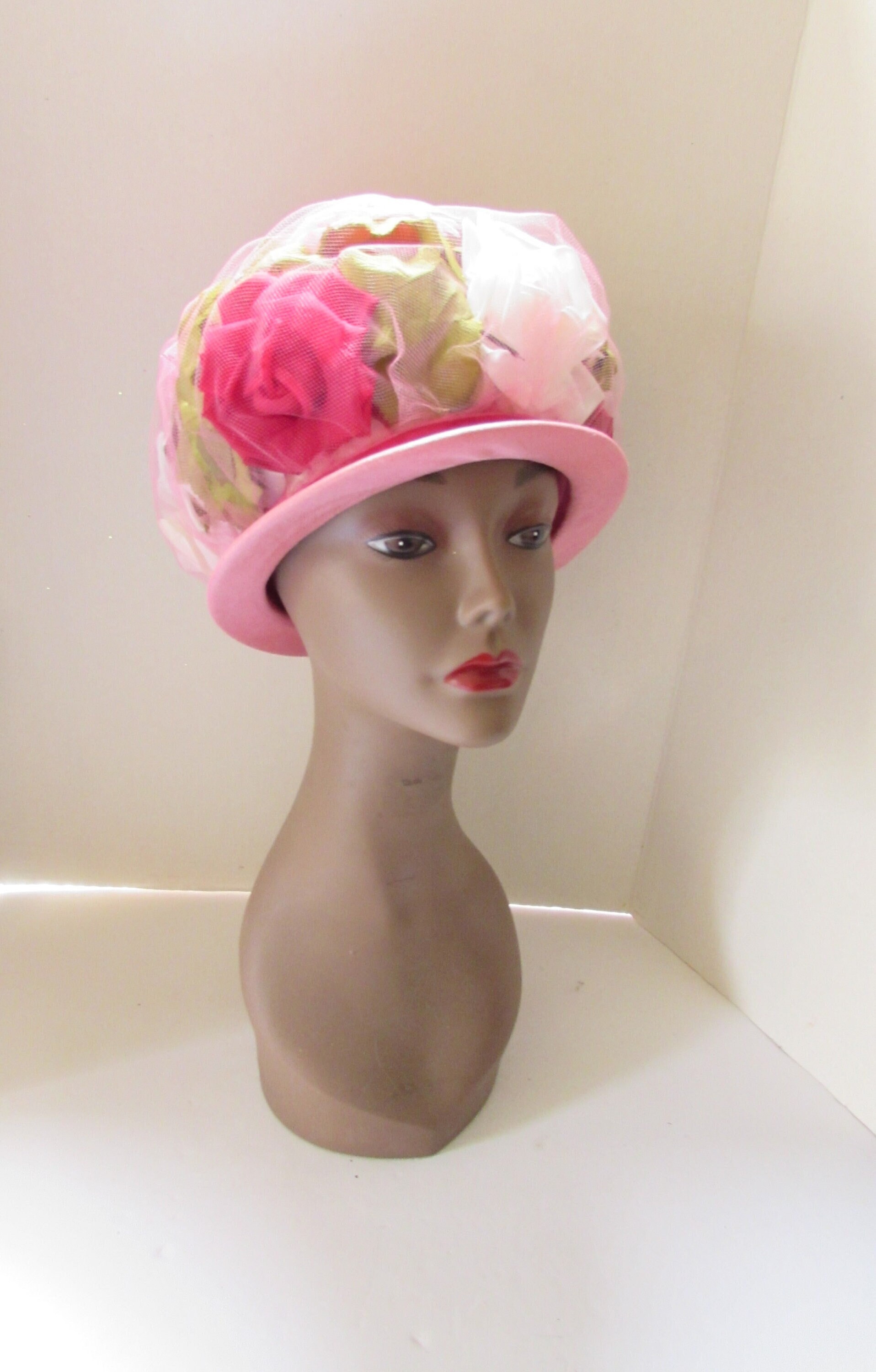 Vintage 1960s Bouffant Hat With Pink Velvet Ribbon & Cabbage  display picture 2