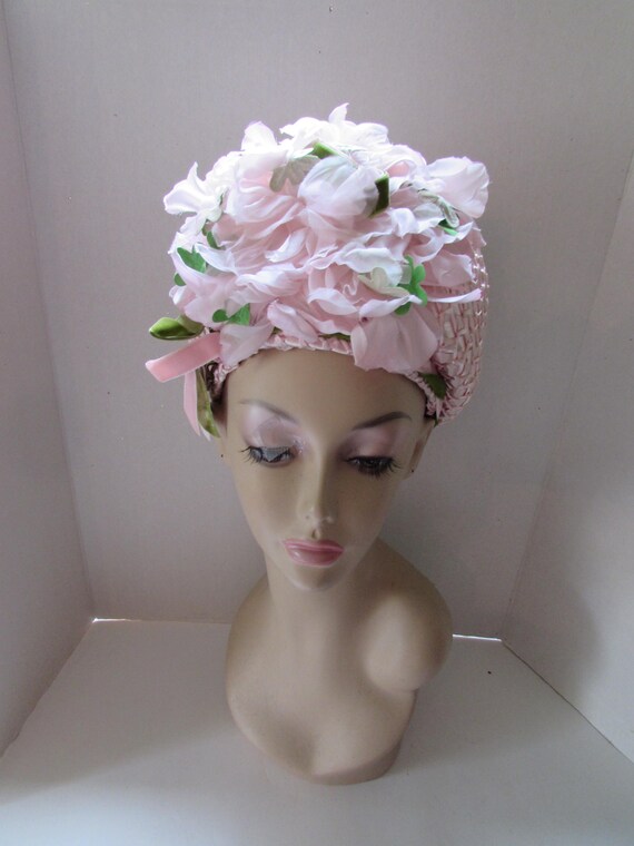 1960 Era Bouffant Hat Pink Petals Cello Weave Pink Green  display picture 1