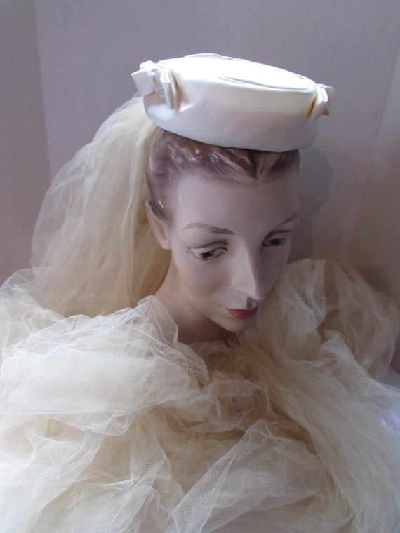Vintage Wedding Bridal Veil Pill Box Hat 1960 Era… - image 1