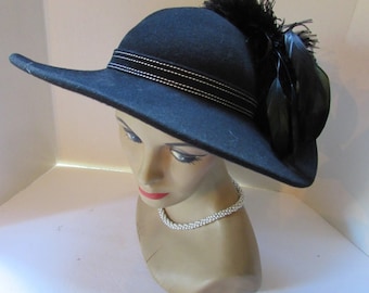 Black Felt Hat Wide Brim Upturned Brim Ostrich Feather Coq  display picture 1