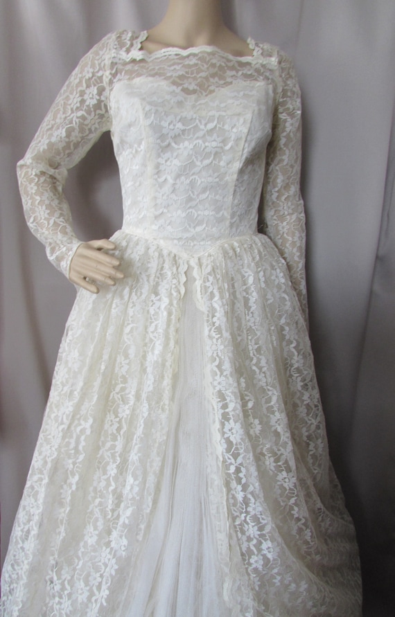 1950 Era Wedding Gown White Lace Satin Liner Vint… - image 2