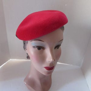 Boina de mediados de siglo, sombrero de fieltro rojo cardenal, borde festoneado en la parte posterior, triángulos verde pino Chas V Weise Rockford Illinois