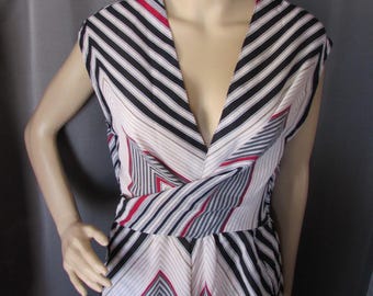 Mono con pantalones palazzo y rayas diagonales en rojo, negro y blanco, marca Angie.