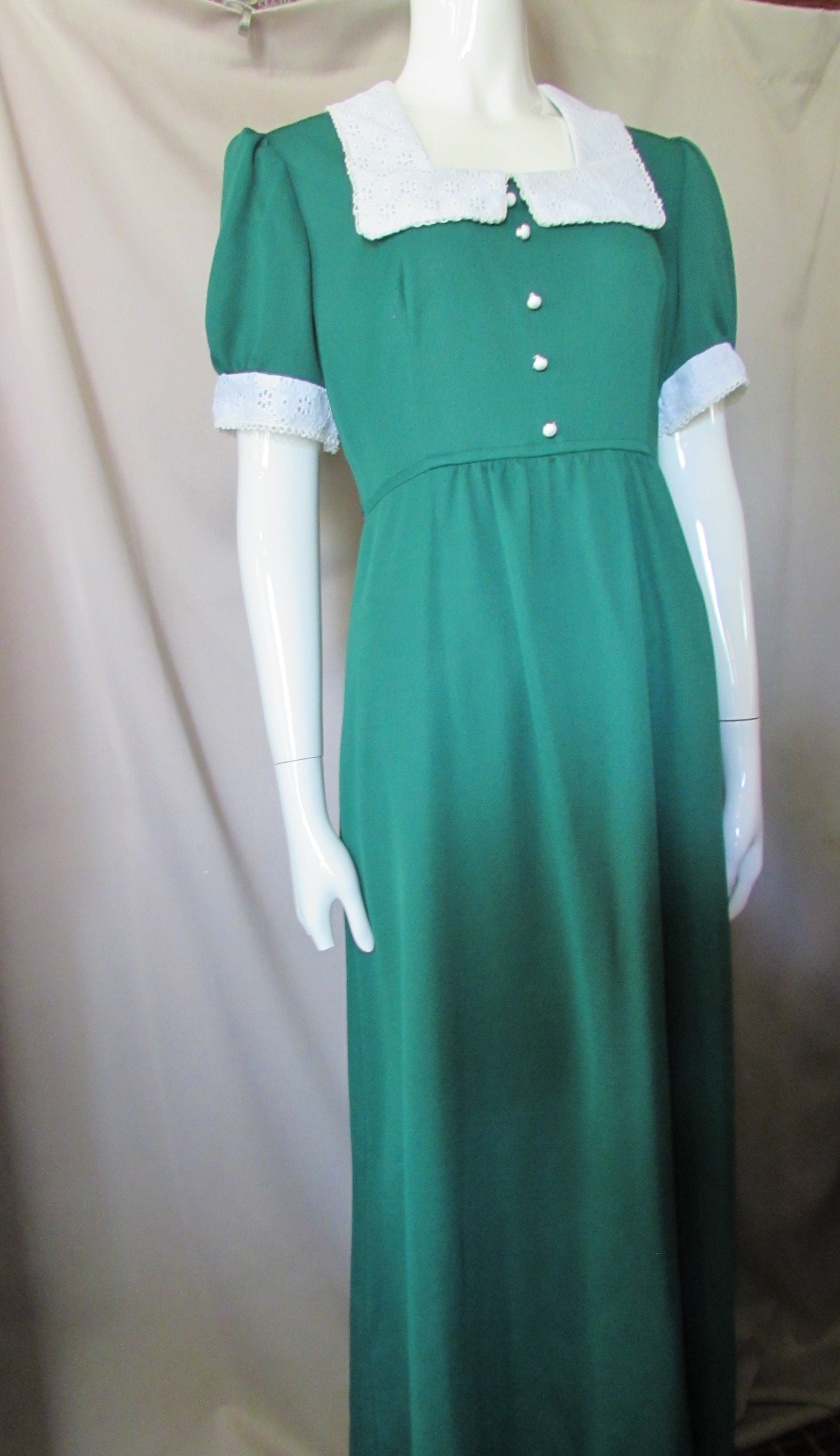 Vintage Maxi Dress 1970 Era Long Dress Emerald Green White Lace Collar Polyester Fabric Short Sleeves