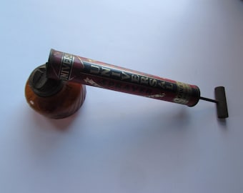 Repelente de insectos vintage con depósito de vidrio ámbar y tubo de metal, marca universal Lowell Metal Products