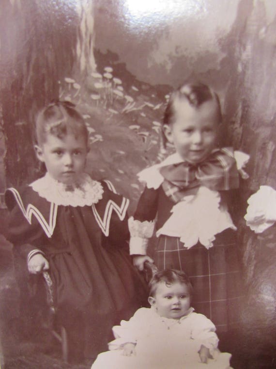 Late 1800s Illinois cabinet card photo of father and three children Late 1800s Illinois cabinet card photo of father and three children