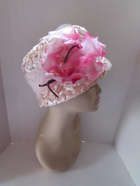1960s Pink Cellophane Bucket Hat With Rose Décor - Vintage  display picture 2