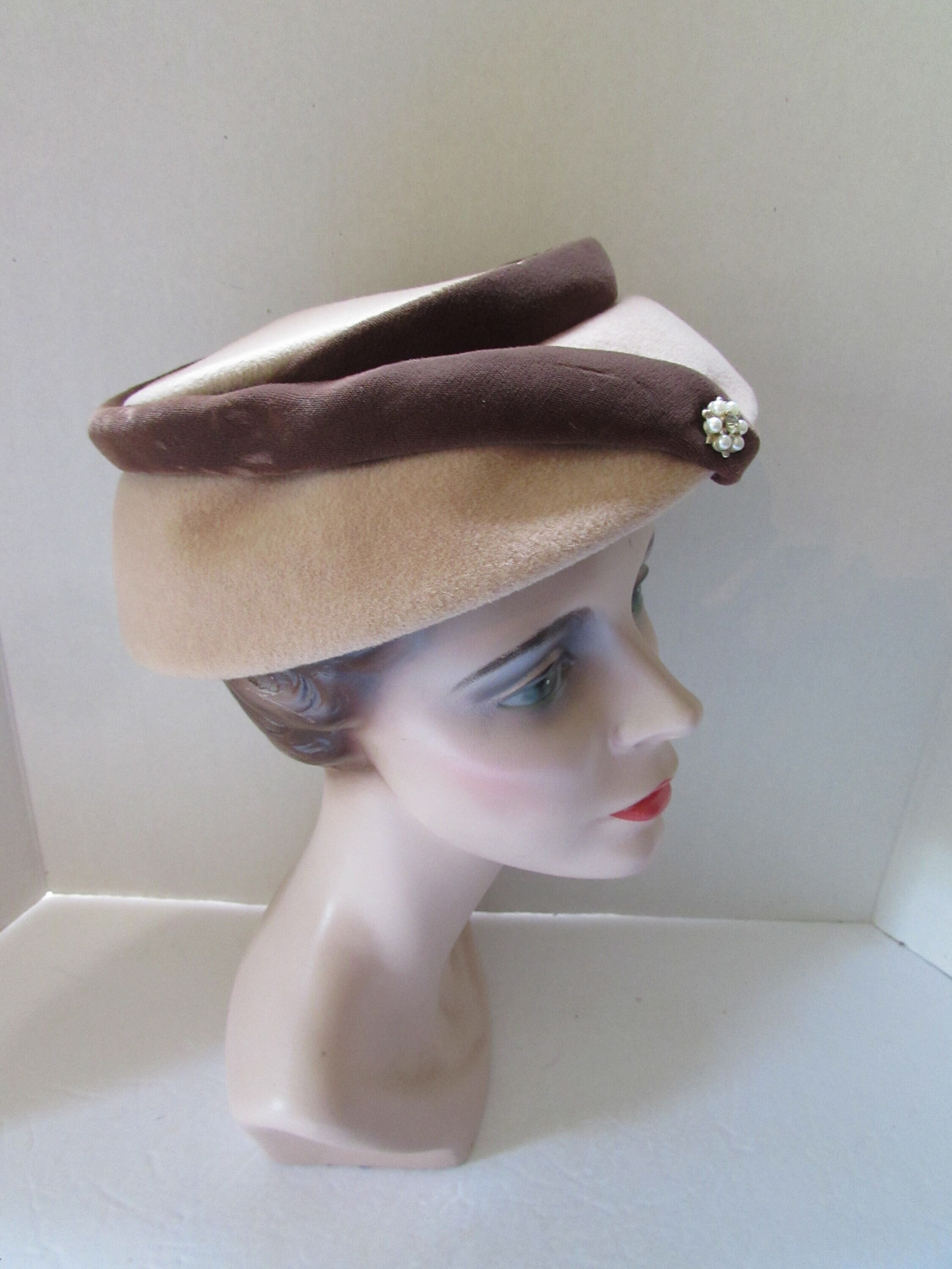 SALE Vintage Hat Mid Century Style Millinery Felt Velvet  display picture 1