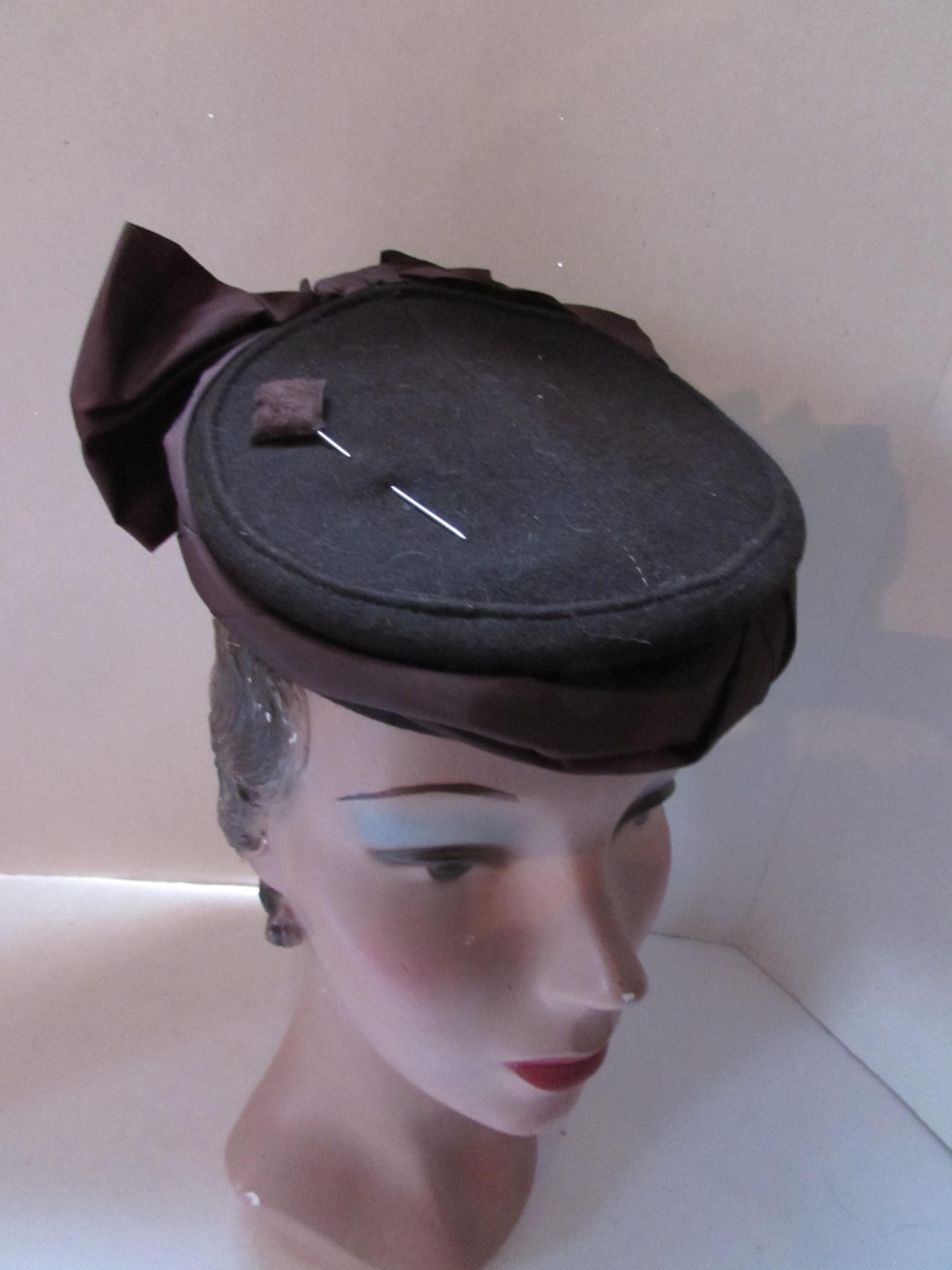 1940 Era Tilt Hat Chocolate Brown Felt Taffeta Bows Chignon  display picture 2