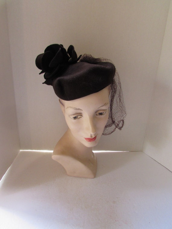 Vintage Hat 1940 Style Brown Felt Felt Flower Clu… - image 2