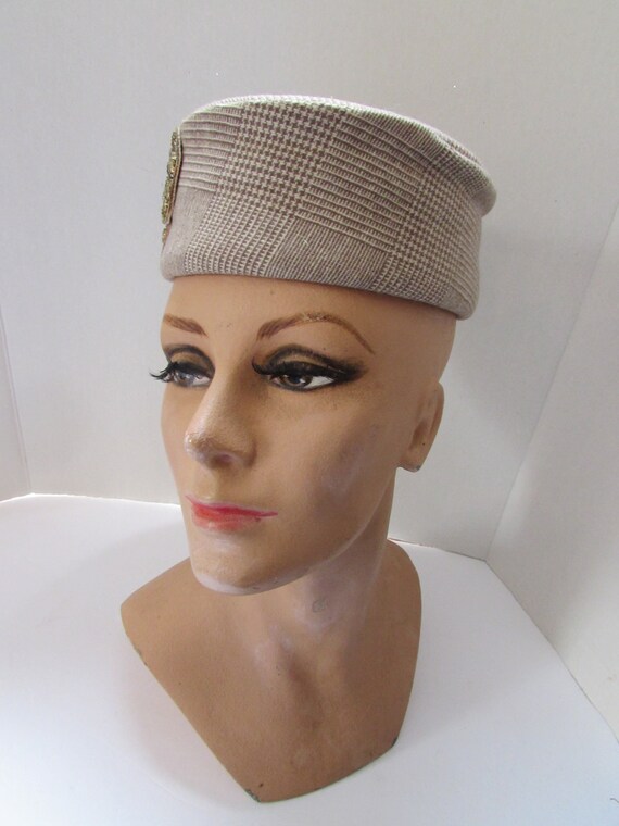 Vintage Hat Pill Box Style Bell Hop Shape Tailored Look  display picture 2