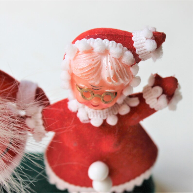 Kitschy vintage waving Mr. and Mrs. Claus on oval base felted image 8
