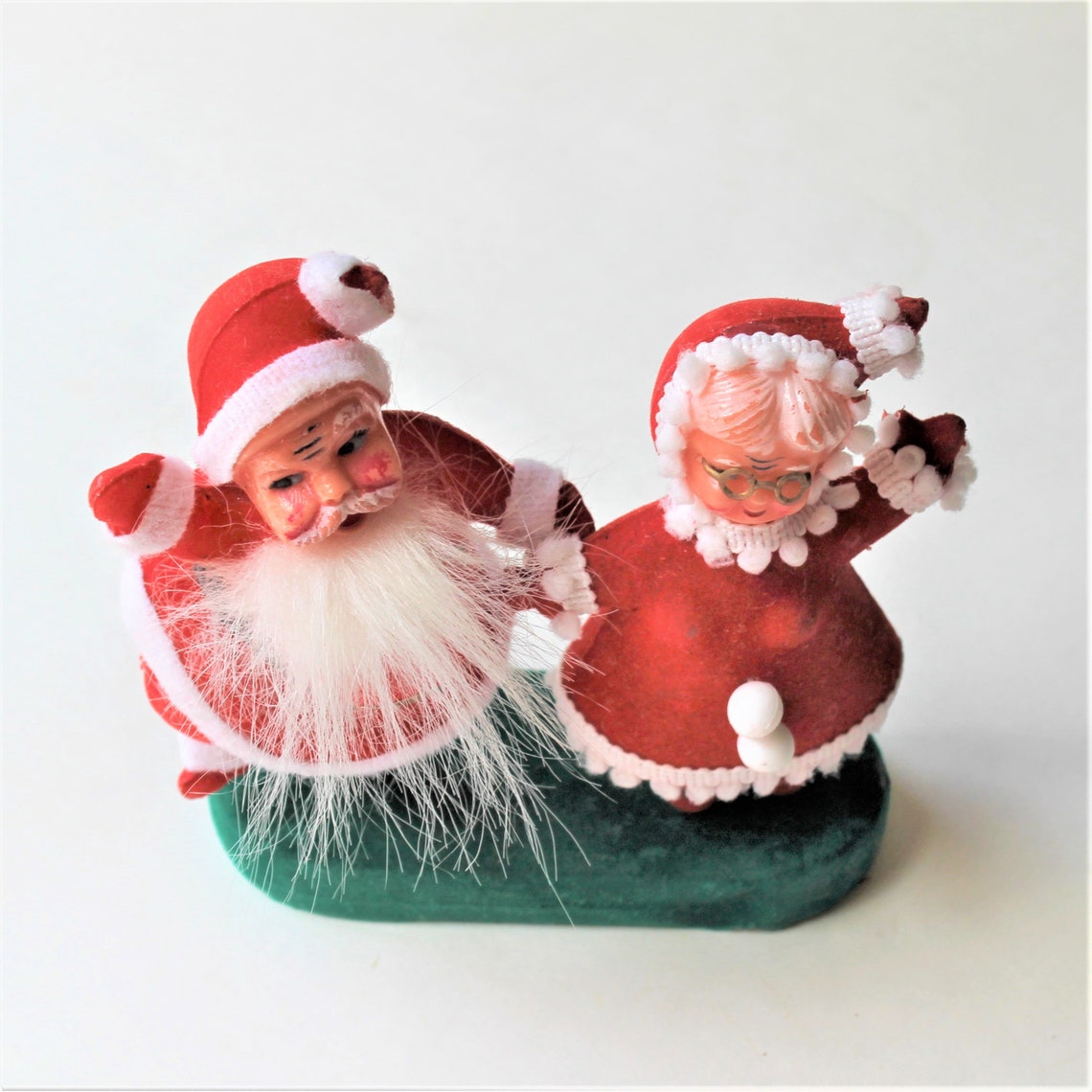 Kitschy vintage waving Mr. and Mrs. Claus on oval base felted image 0