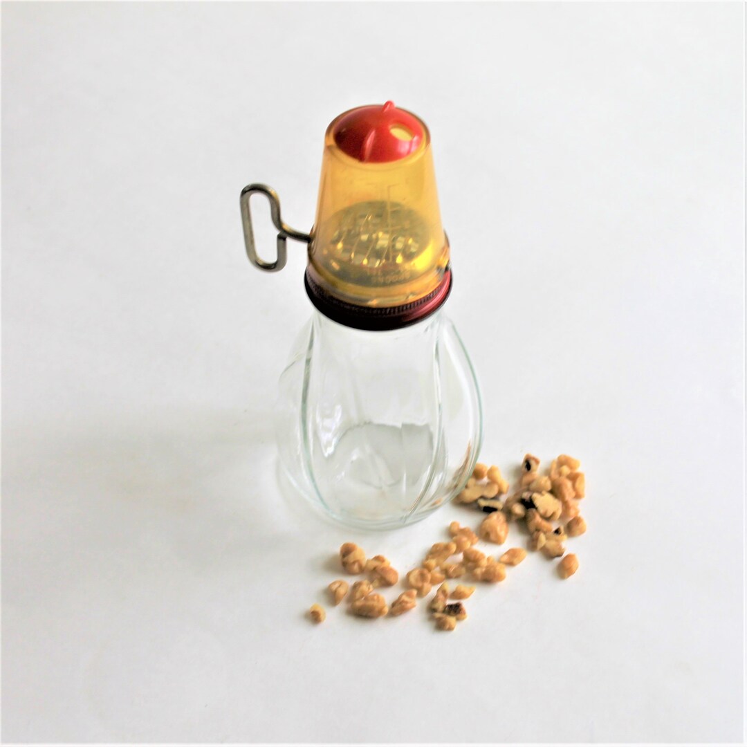 Vintage Nut Grinder//nut Mill//kitchen Mill//hand Nut Grinder