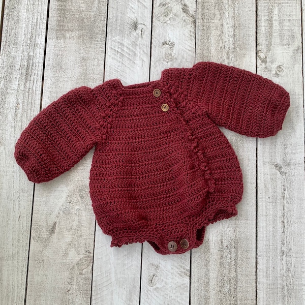 Combi-short au crochet à manches bouffantes pour bébé fille. Une tenue au crochet.