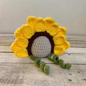 Newborn sunflower bonnet. Crochet newborn photo prop and gift.