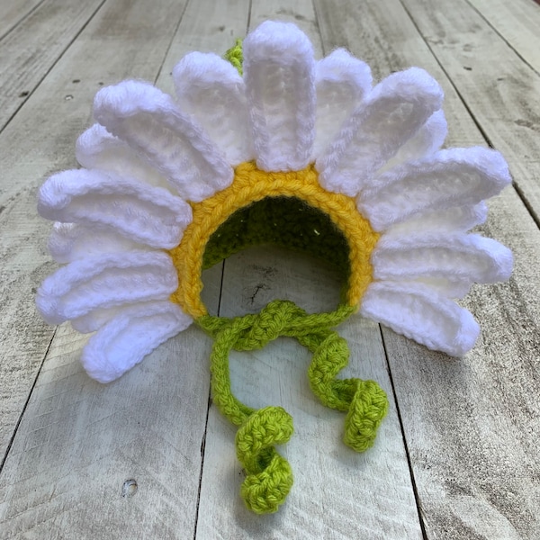 Newborn Daisy flower bonnet. Crochet newborn photo prop and gift.