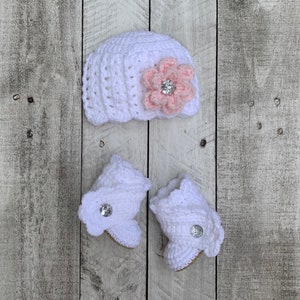 Newborn baby girl crochet hat and booties. Baby shower gift.