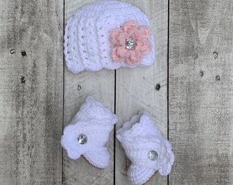 Newborn baby girl crochet hat and booties. Baby shower gift.