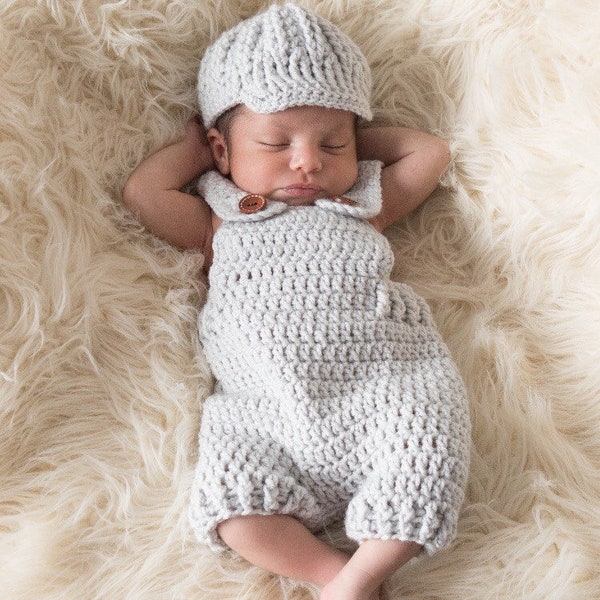 Salopette au crochet pour nouveau-né avec casquette gavroche. Accessoire de photographie pour bébé garçon. Barboteuse