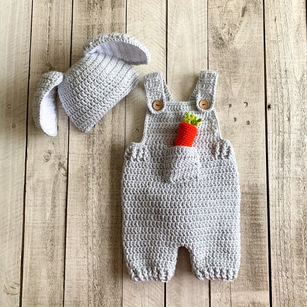 Salopette bébé lapin de Pâques et bonnet aux oreilles tombantes. Accessoire photo barboteuse pour nouveau-né. Tenue de bébé lapin avec carottes farcies ! Accessoire photo bébé au crochet.