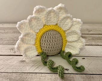 Newborn Daisy flower bonnet. Crochet newborn photo prop and gift.