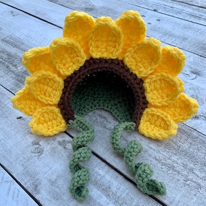 Newborn sunflower bonnet. Crochet newborn photo prop and gift.