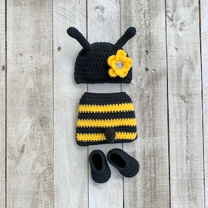 Newborn baby Bee outfit. Crochet bee photo prop. Bee hat and diaper cover.