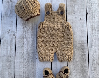 Newborn baby crochet overalls with newsboy cap and booties. Baby boy photography prop. Romper