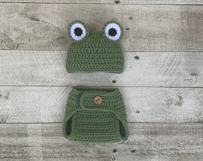 Newborn baby frog hat and diaper cover. Frog photo prop.