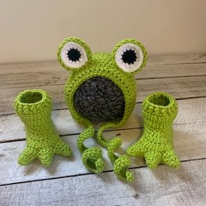 Baby frog bonnet and booties. Frog photo prop