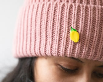 Épingle de citron jaune vif | Accessoire en argile polymère fait à la main | Nourriture Broche Bijoux