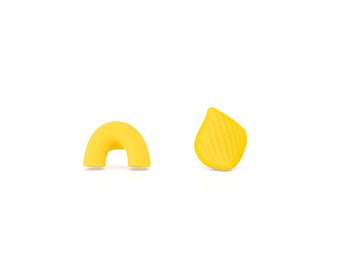 Mini macaronis dépareillés et clous de pâtes en coquille | Boucles d'oreilles en argile polymère faites à la main | Bijoux alimentaires modernes