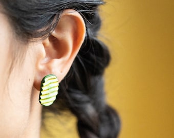 Dill Pickle Slice Stud ou boucles d'oreilles pendantes (une paire) | Boucles d'oreilles en argile polymère faites à la main | Bijoux alimentaires simples