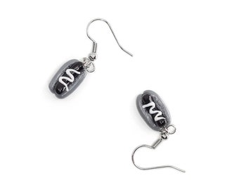 Pendentifs petits hot-dogs noirs, blancs et gris dans un petit pain | Boucles d'oreilles faites main en pâte polymère | Petits bijoux de malbouffe | LIGNE MONOCHROMATIQUE