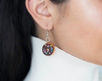 Boucles d’oreilles glacées saupoudrer des beignets| Magenta, chocolat, rose clair, glaçage à la vanille et gâteau d’anniversaire | Bijoux en argile polymère faits à la main