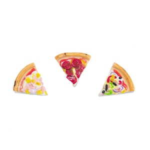 Puede incluir: Tres rebanadas de pizza con diferentes ingredientes. La primera rebanada tiene pepperoni y queso, la segunda rebanada tiene jamón y piña, y la tercera rebanada tiene verduras y queso.