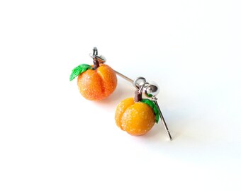 Mini Fuzzy Peach ou Nectarine Ball Post Dangles | Boucles d’oreilles en argile polymère faites à la main | Bijoux alimentaires mignons