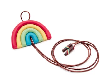 Cravate bolo arc-en-ciel unisexe | Accessoire original en argile polymère fait à la main | Pièce de déclaration aux couleurs vives