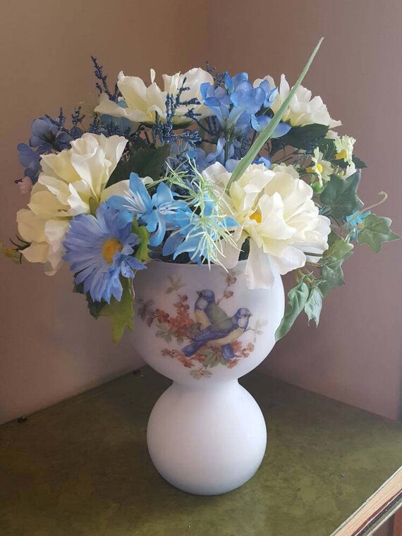 Featured image of post Yellow And Blue Floral Arrangements