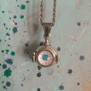 Franciscan Starburst Urn Locket: Retro Atomic Keepsake Necklace imagem 7