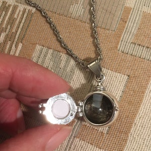 Franciscan Starburst Urn Locket: Retro Atomic Keepsake Necklace imagem 6