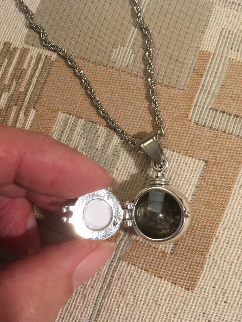 Franciscan Starburst Urn Locket: Retro Atomic Keepsake Necklace imagem 6