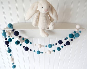 Teal Navy Aqua Blue Garland, guirnalda de bolas de fieltro, decoración de la guardería del niño, habitación del niño, decoración del baby shower, pompón, guirnalda de fiesta, decoración de la sala de juegos, azul