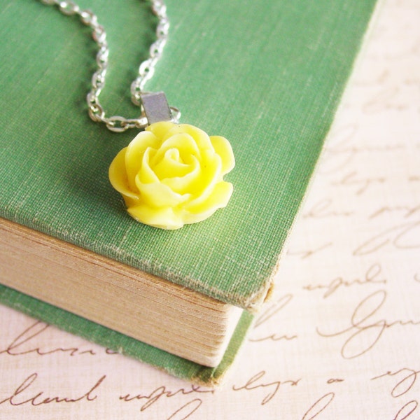 Collar de rosa amarilla con cadena de plata, collar colgante floral amarillo, joyería de flores de resina