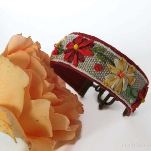 Rött blommigt broderat manschettarmband: Handgjorda smycken i linne och siden