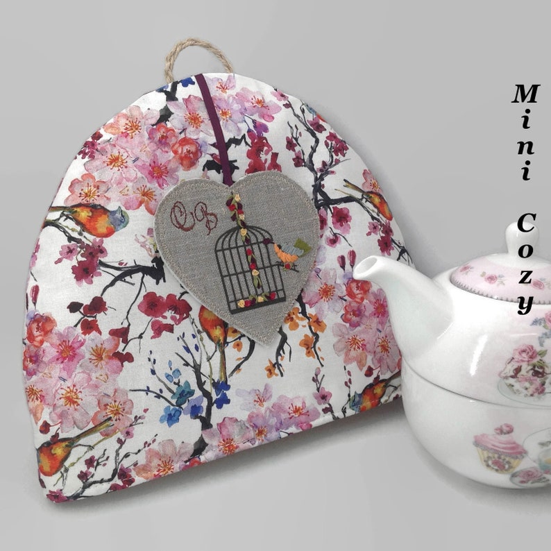 Tea cozy inspiration japonaise avec broderie soie sur lin, idée cadeau pour elle, accessoire service à thé, couvre théière motif oiseaux image 3